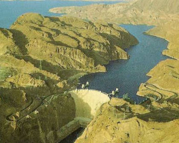 Hoover Dam holding back Lake Mead in 1991