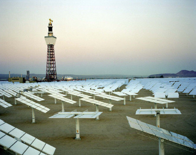 'Power Tower' where molten salts are heated, surrounded by heliostat panels. Image: SolarReserve