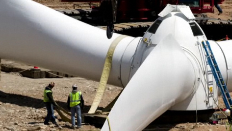 Erecting a modern power-generating windmill. Image: PickensPlan.com