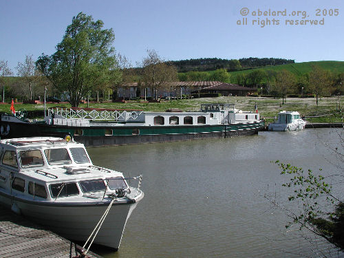 the lake at Port-Lauragais aire is connected to the Canal de Midi