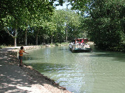 A boat going down 
            the Canal du Midi