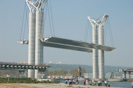 The Pont Gustave Flaubert being raised for the first time. Image credit: Pierre Albertini