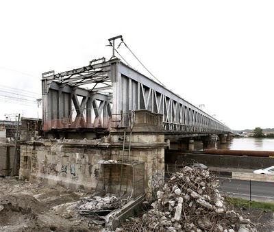 The Passerelle Eiffel after the two approches were removed. 