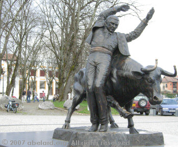 statue of an ecarteur avoiding a Landaise cow, at Dax