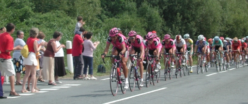 the peleton rushes through