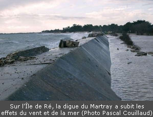 On the île de Ré, the Martray sea wall has suffered the effects of the wind and the sea.
