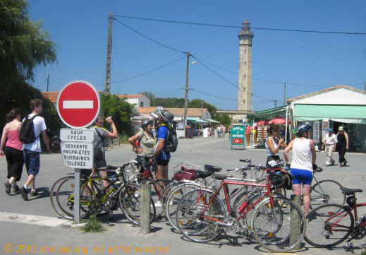 at the approach to the lighthouses are tourist shops and stalls, often specialising in flavoured salt and salt accessories