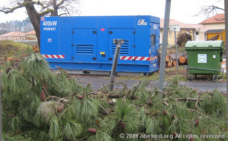 A 400 kW generator in a Landes hamlet, amongst fallen tree debris .